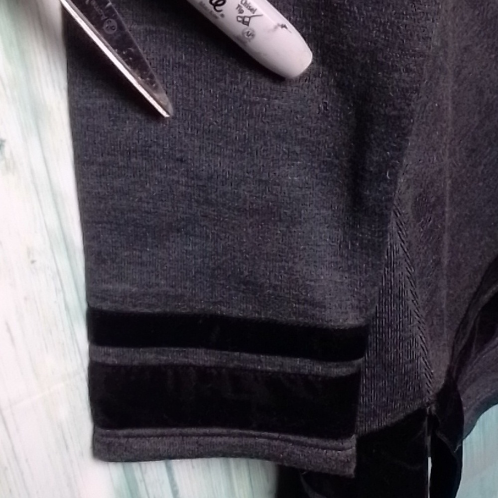 Soft Surroundings Heavy Weight Long Sleeve V Neck Gray With Black Velvet Trim Lg - Picture 9 of 10